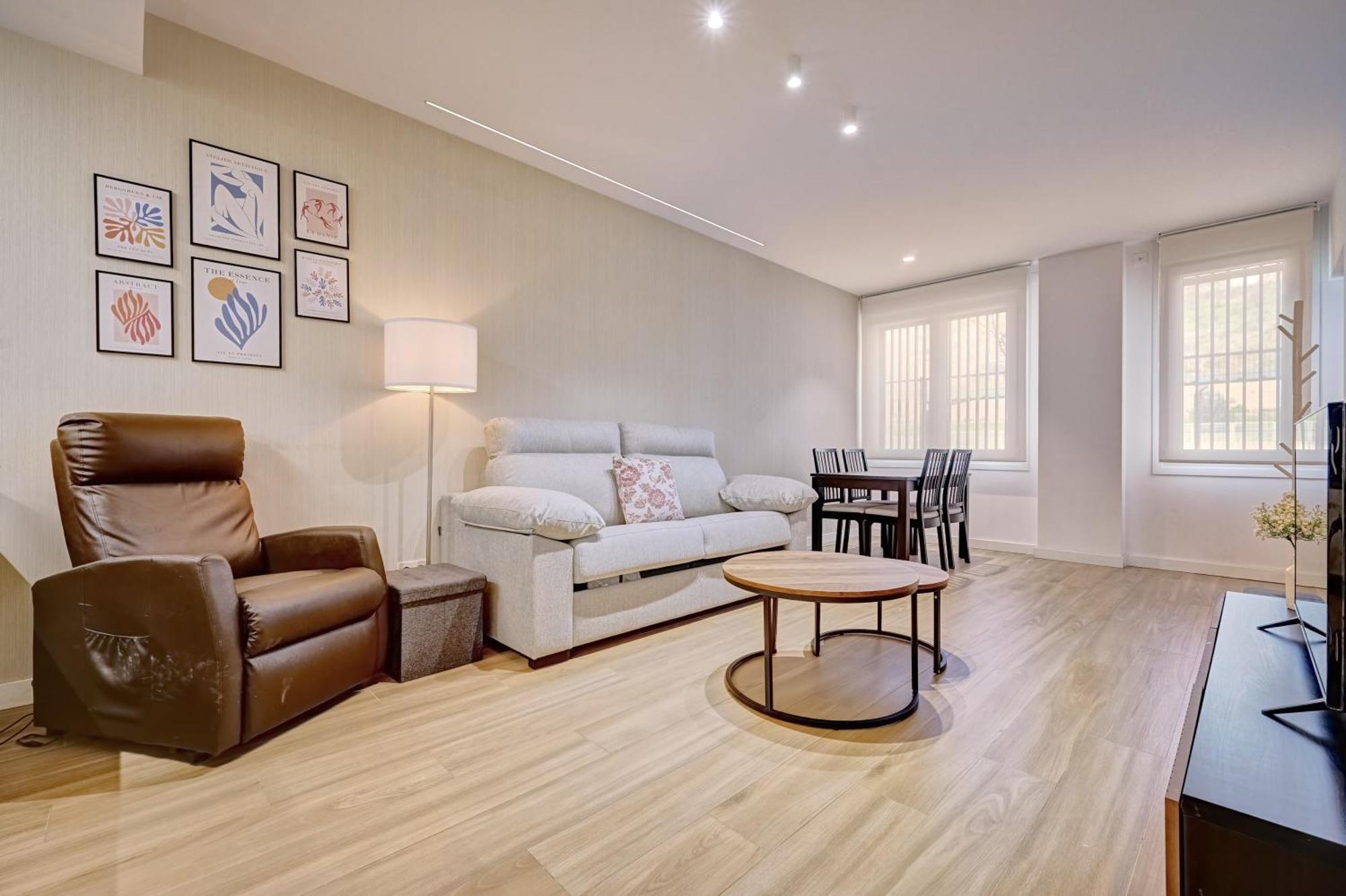 Apartamentos Ezkaba By Clabao パンプローナ エクステリア 写真